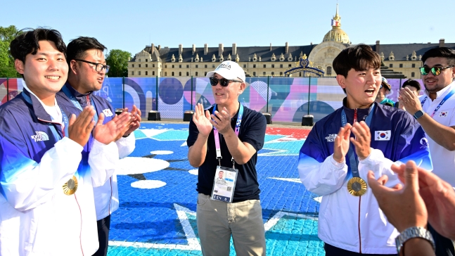 정의선 현대차그룹 회장이 대한민국 양궁 국가대표 김우진, 이우석, 김제덕 선수와 기쁨을 나누고 있다. /뉴스1