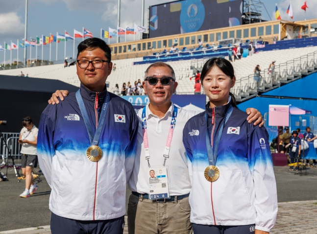 2일(현지 시각) 프랑스 파리 레쟁발리드에서 열린 2024 파리올림픽 양궁 혼성 단체 독일과 결승전에서 승리해 금메달을 획득한 임시현과 김우진이 경기장에 응원온 정의선 현대차 회장에게 격려를 받은 뒤 기념 촬영을