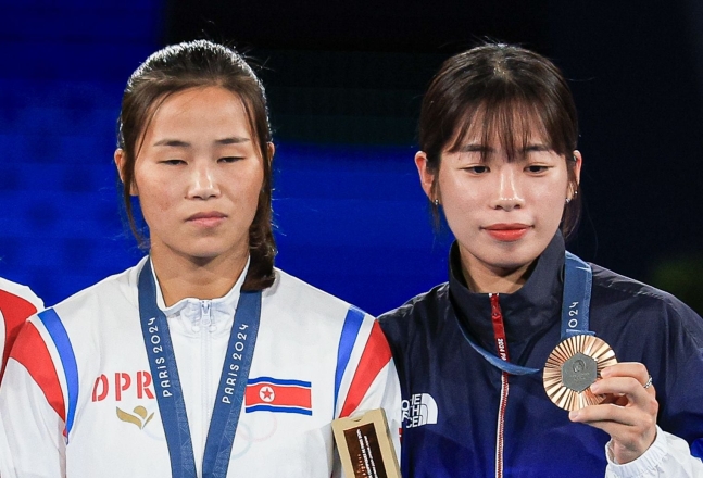 대한민국 복싱 대표팀 임애지 선수와 북한 방철미 선수. /뉴스1