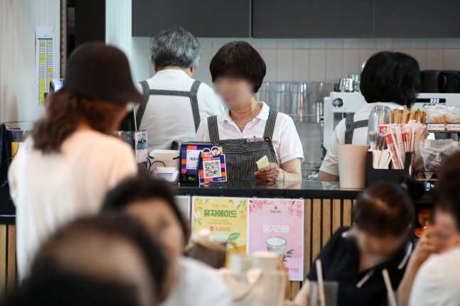 Senior workers are working at a cafe in Seoul. /News1
