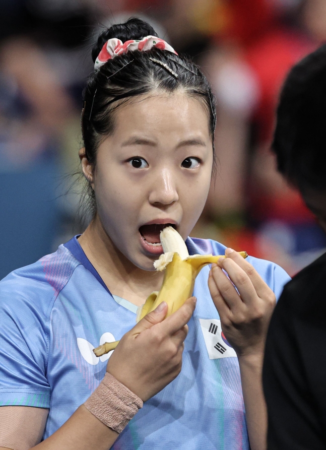 (파리(프랑스)=뉴스1) 이동해 기자 = 대한민국 탁구 대표팀 신유빈 선수가 2일 오후(한국시간) 프랑스 파리 사우스 파리 아레나 4에서 열린