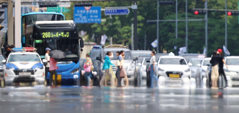 폭염에 <b>태풍</b> ‘종다리’까지 덮쳤다… 국내 <b>전력수요</b> 역대 최대치 경신