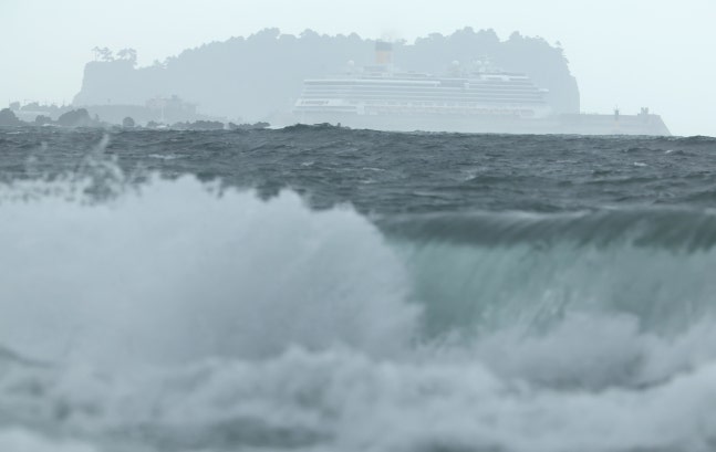 Typhoon No. 9 Jangdari is moving north on the morning of the 20th, strong waves are hitting the sea in front of Yeraedong in Seogwipo, Jeju. A large cruise ship anchored at Gangjung Port and Beom Island are visible behind the waves. /Yonhap News