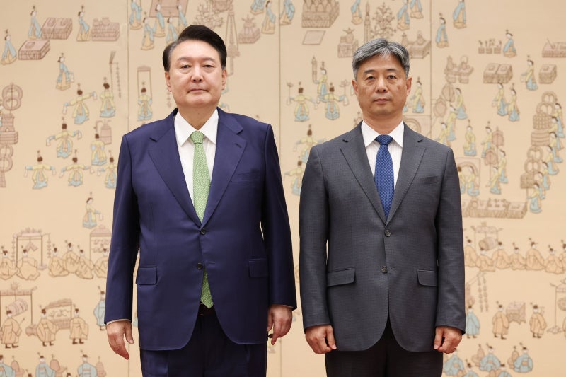 尹 <b>대통령</b>, 신임 재외공관장 14명에 <b>신임장 수여</b>