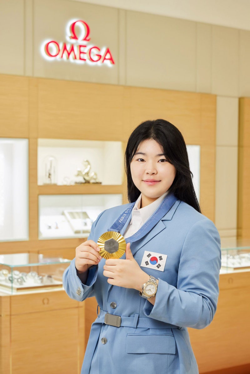 '파리 첫 여자 金' <b>사격 오예진</b>, <b>오메가</b> 시계 받아