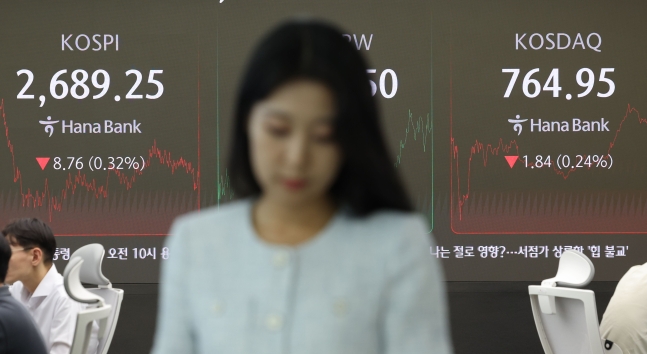 코스피가 약보합 마감한 27일 오후 서울 중구 하나은행 딜링룸 현황판에 코스피·코스닥 지수가 표시돼있다. /연합뉴스