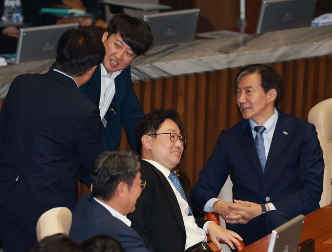 조국혁신당 조국 대표와 개혁신당 이준석 의원이 지난 6월 27일 국회 본회의장에서 대화하고 있다. /연합뉴스