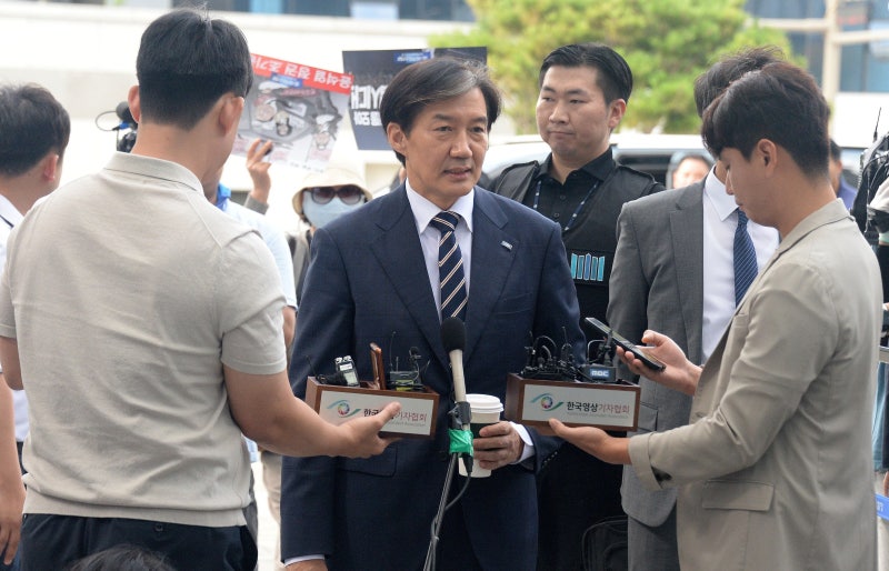 ‘文 전 사위 채용 의혹’ 조사 마친 조국, “<b>이상직</b> 모른다”