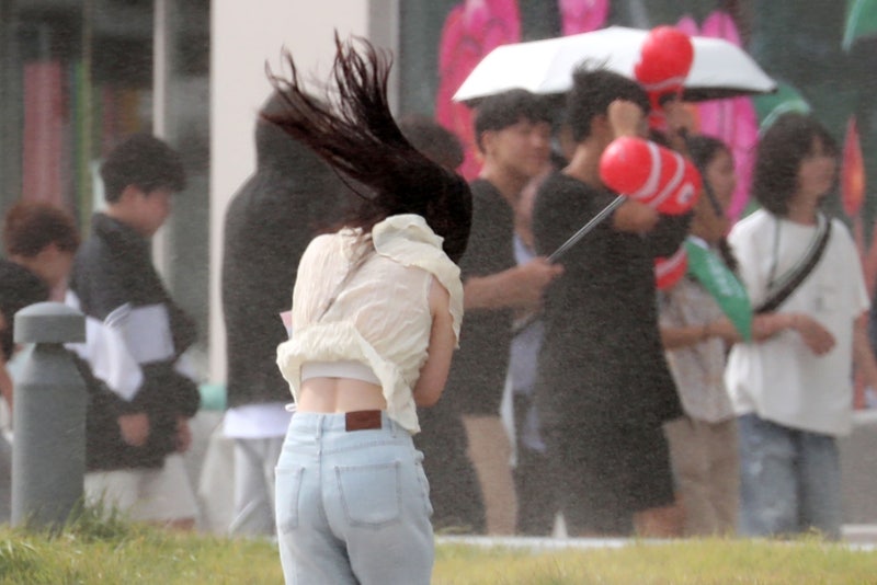 <b>태풍</b> ‘<b>산산</b>’에 日 “사망·실종 7명”… 시코쿠 지나 오사카 방향 동...