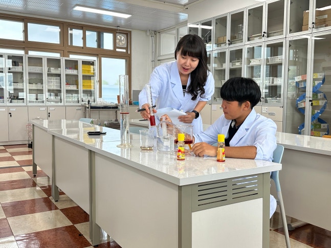 Kim Tae-hyung (3rd grade at Shingwang Middle School), who won the Presidential Award at the 45th National Student Science Invention Competition, is making his invention himself./Ministry of Science and ICT