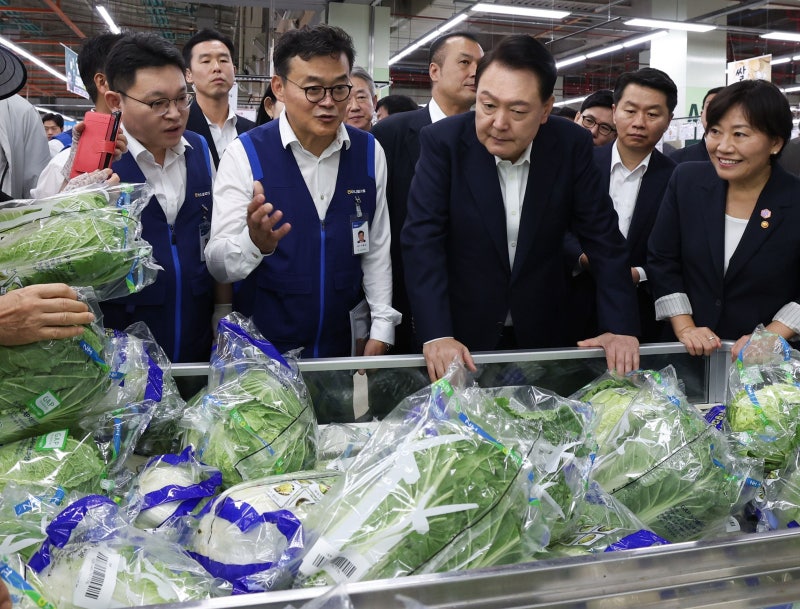 “배춧값 좀 괜찮나요?”... 尹 대통령, 대형마트 찾아 <b>추석</b> 물가 <b>점검</b>