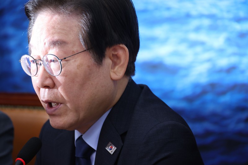 <b>이재명</b>, <b>의료대란</b>에 “장·차관 문책하고 尹 국민에 사과해야”