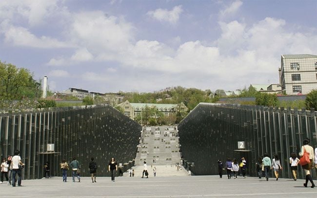 <b>이화여대</b>, <b>졸업생</b> 8만명 개인정보 유출… 동문 3명 중 1명 피해