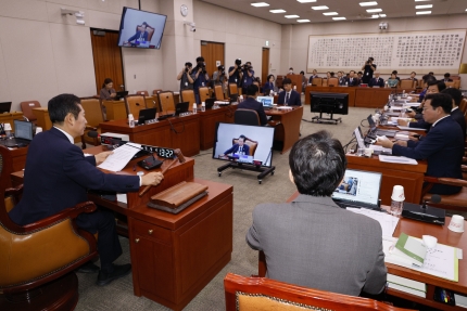 정청래 국회 법제사법위원회 위원장이 11일 오전 서울 여의도 국회에서 열린 법사위 제418회국회(정기회) 제5차 전체회의에서 국민의힘 의원들이 퇴장한 가운데 김건희 특검법 통과를 알리고 있다. /뉴스1