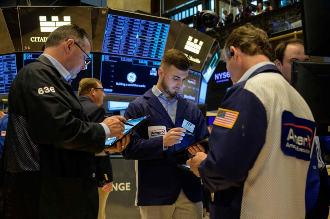 미국 뉴욕증권거래소(NYSE)에서 트레이더들이 업무를 보고 있다. /연합뉴스