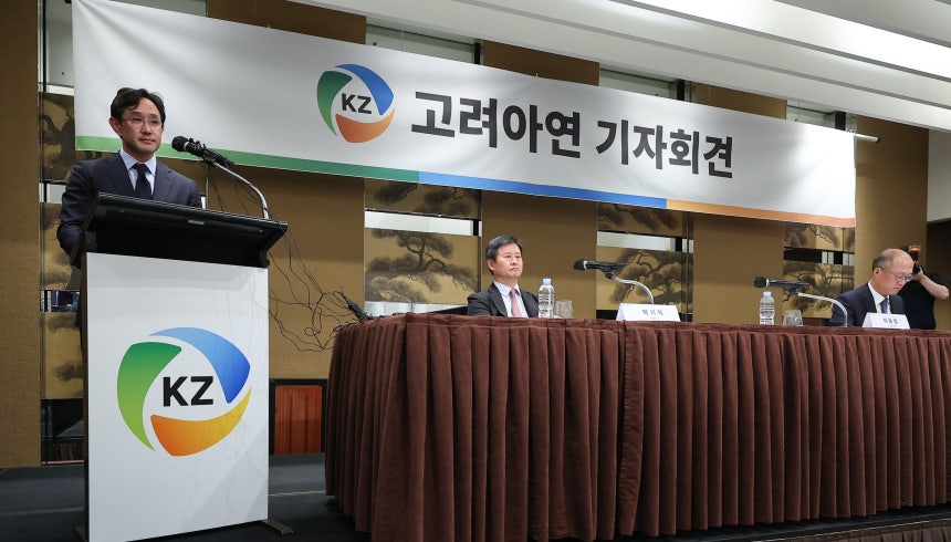 최윤범 고려아연 회장과 박기덕 고려아연 사장이 10월 2일 서울 용산구 그랜드하얏트에서 열린 영풍과 MBK와의 경영권 분쟁 관련 기자회견에서 발언을 하고 있다./뉴스1