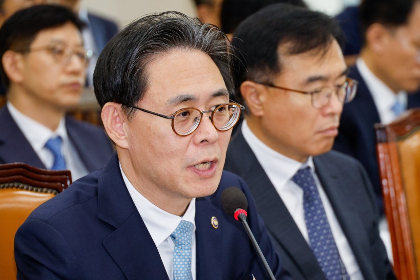Kang Minsu, commissioner of the National Tax Service, answering questions from lawmakers at the National Assembly Planning and Finance Committee on the morning of the 16th in Seoul regarding allegations about the source of former President Moon Jae-in's daughter, Moon Dahye's, housing funds. / News1
