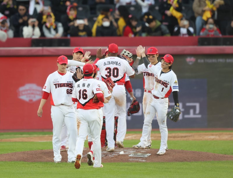 KIA, ‘2박3일’ 한국시리즈 <b>1차전</b>서 <b>삼성</b>에 5-1 짜릿한 역전승