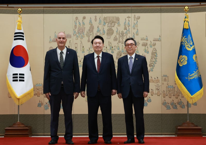 尹 <b>대통령</b>, 교황청 등 신임 주한대사 13명으로부터 <b>신임장</b> 받아