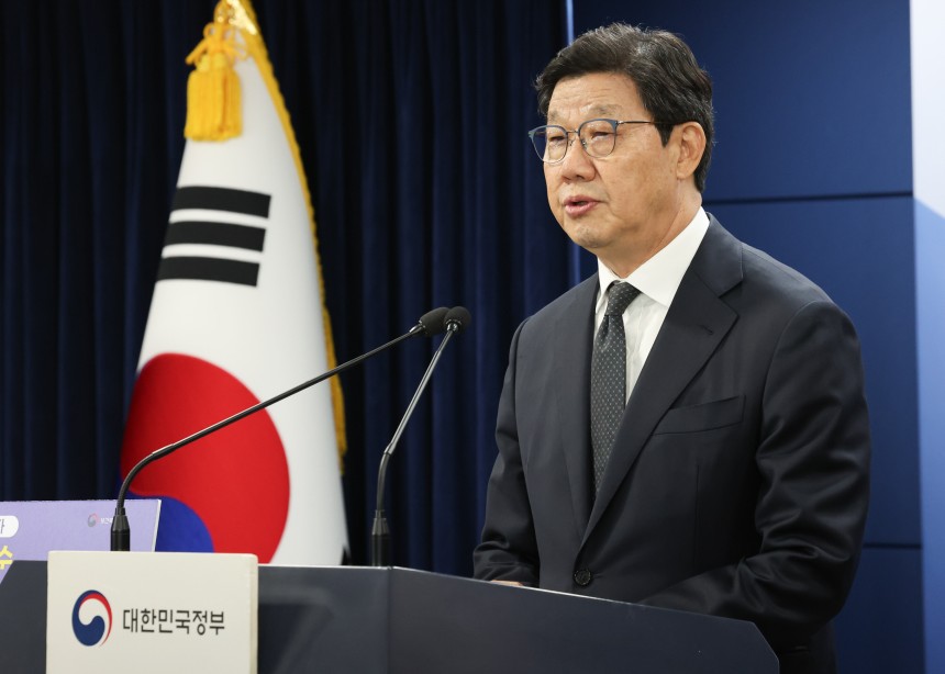 노연홍 의료개혁특별위원회 위원장이 30일 서울 종로구 정부서울청사에서 열린 제6차 의료개혁특별위원회 회의 브리핑에서 의료개혁 1차 실행방안을 발표하고 있다./뉴스1