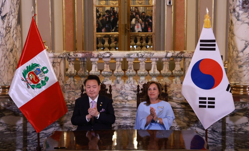 尹, <b>페루</b> 대통령과 첫 정상회담... “해군 함정 공동 개발 등 국방·방산...