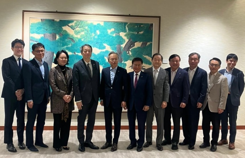 한국중견기업연합회는 19일 서울 주한 일본대사관저에서 미즈시마 코이치 주한일본대사를 만나 중견기업 중심의 한일 경제 교류 활성화 방안을 논의했다. /중견련 제공