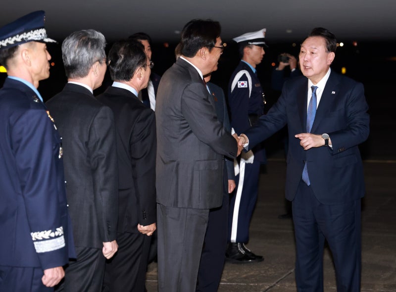 尹, APEC·G20 정상회의 <b>마치고 귀국</b>