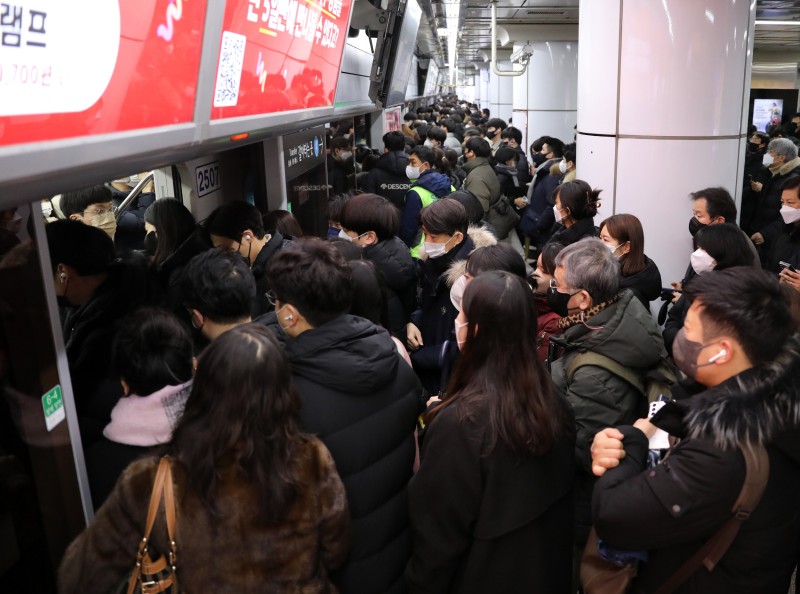<b>서울 지하철</b> 9호선, <b>폭설</b>에 출근길 최대 9분 지연운행