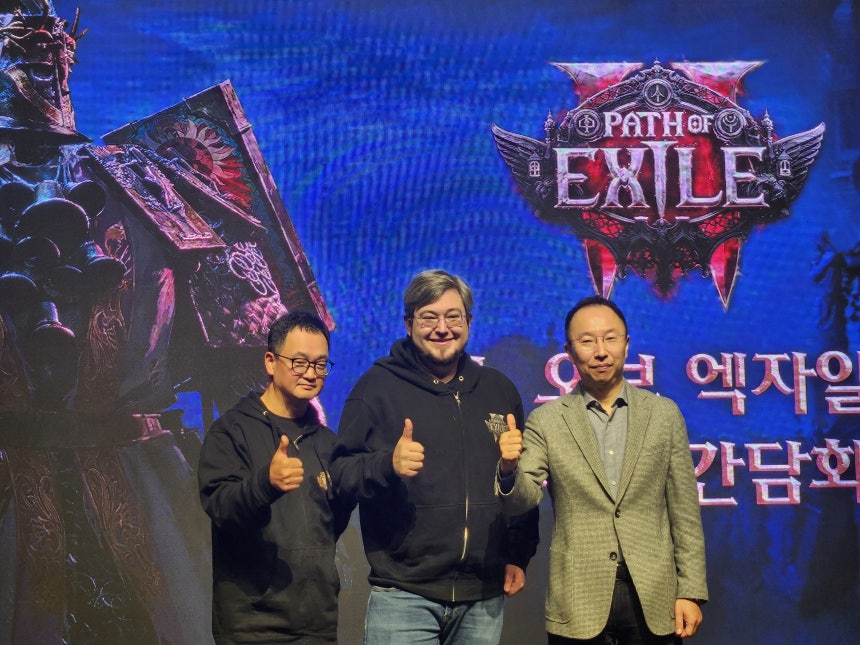 On the morning of the 11th, a commemorative photo was taken at the press conference for the early access launch of 'Path of Exile 2' held at Bottega Maggio in Seongdong-gu, Seoul, featuring Han Seong-woo (right), CEO, Kim Sang-goo (left), head of business division, and Jonathan Rogers, general PD of Grinding Gear Games, in the center.