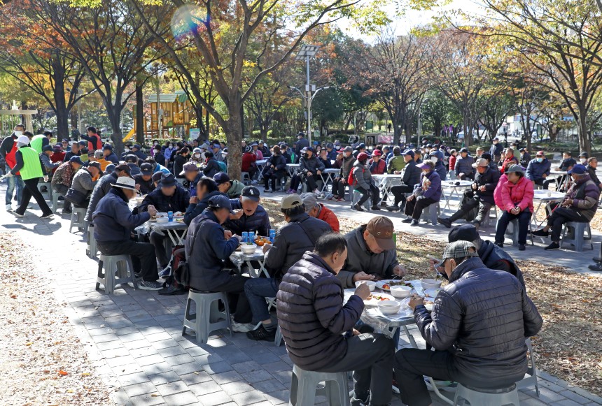 高齢者を対象に無料給食行事が行われている。 /ニュース1