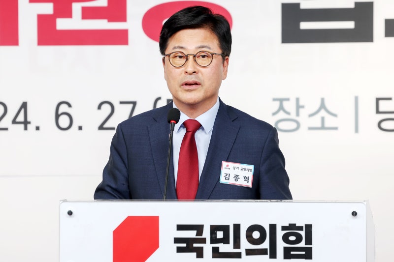 與 당협위원장들, <b>대통령</b> <b>탈당</b> <b>요구</b>…“거부하면 출당시켜야”