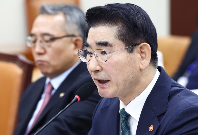 김용현 국방장관 “<b>비상계엄</b> 국민께 송구… 사의 표명”