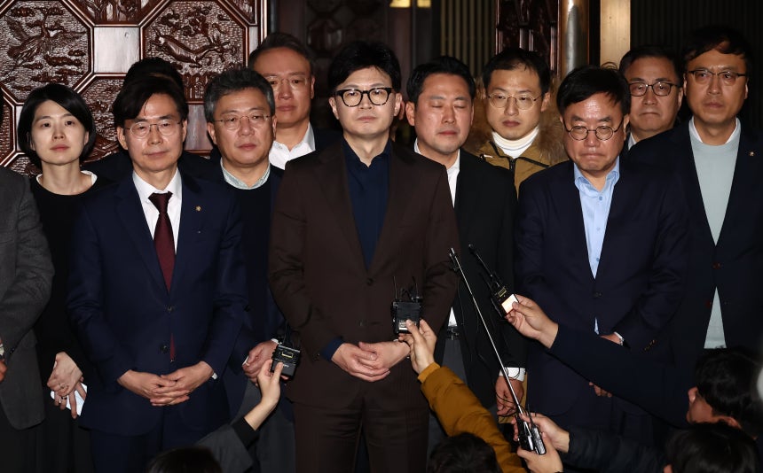 Han Dong-hoon, leader of the People Power Party, along with fellow lawmakers, makes a statement regarding President Yoon Suk-yeol's announcement to lift martial law in front of the National Assembly plenary session hall in Yeouido, Seoul, in the early hours of the 4th. /News1