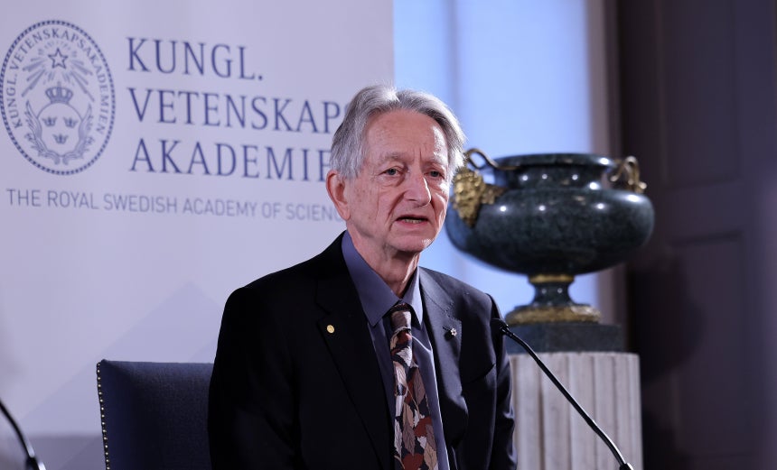 올해 노벨 물리학상 수상자인 제프리 힌턴 캐나다 토론토대 명예교수가 7일 스톡홀름 스웨덴 왕립과학원에서 열린 노벨 물리·화학·경제학상 수상자 기자회견에서 취재진 질문에 답하고 있다./뉴스1