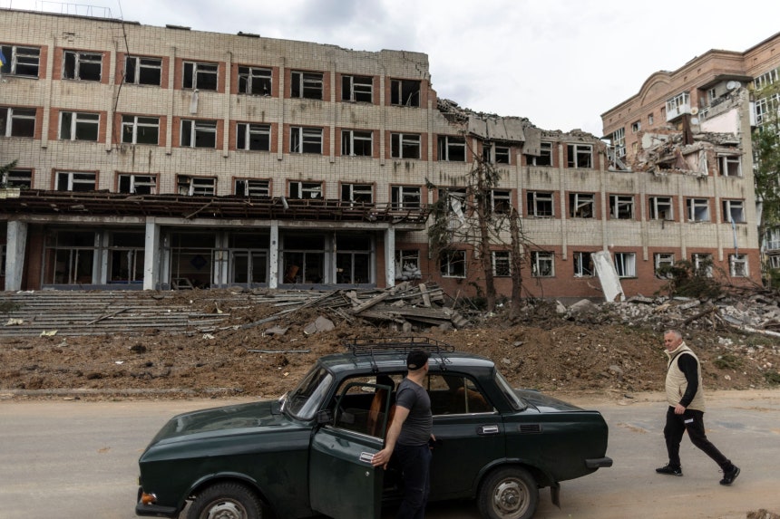 우크라이나 바흐무트 지역의 한 대학 캠퍼스가 러시아의 공격으로 무너졌다./REUTERS 연합뉴스