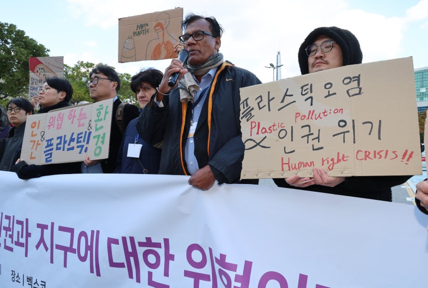 지난 11월 28일 오후 부산 해운대구 벡스코 제1전시관 앞에서 환경운동연합과 지구의 벗(Friends of the Earth) 소속 회원들이 기자회견을 열고 UN 전문가들의 성명서에 대한 지지입장을 밝히며 국제플라