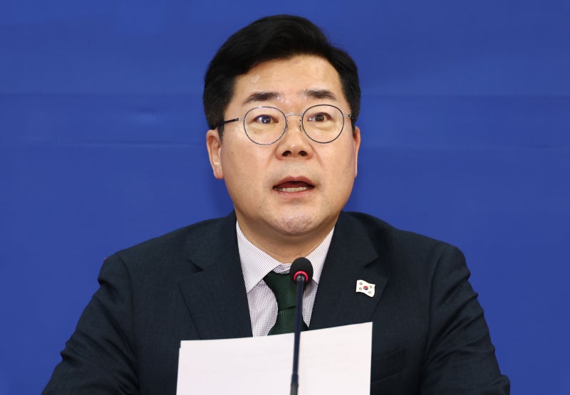 <b>박찬대</b> “<b>한덕수 거부권</b> 행사, 내란수괴 尹 따르겠다는 선언”