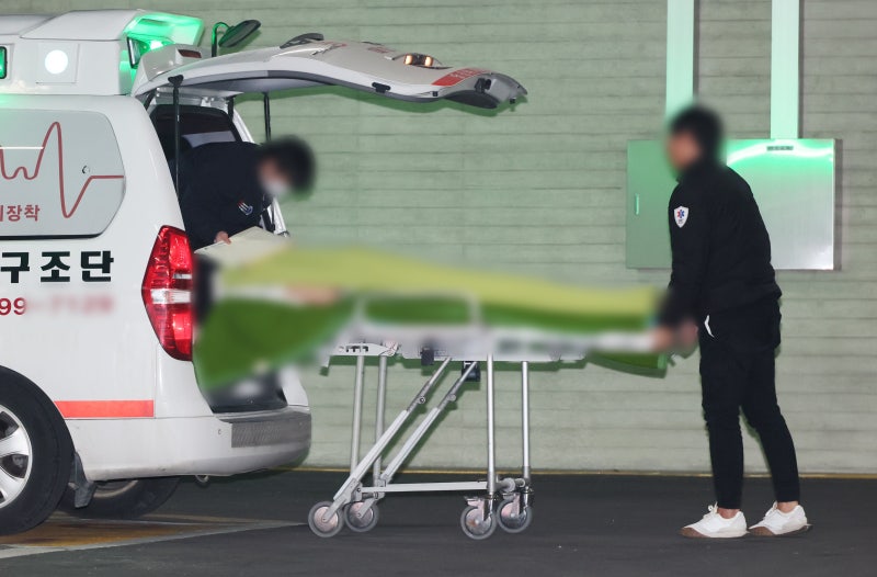 [<b>제주항공</b> 무안참사] <b>생존 승무원</b> “깨어 보니 구조돼 있었다”