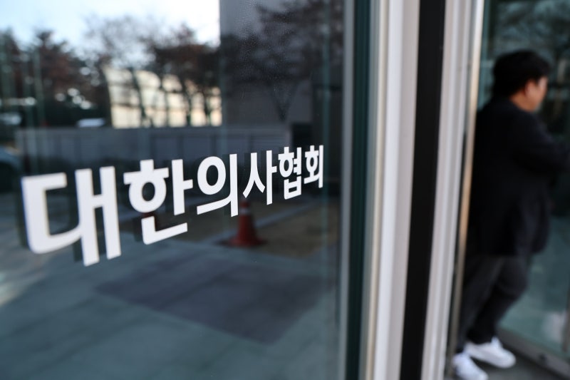 <b>의협</b> 차기<b>회장 선거</b>, <b>김택우</b>·<b>주수호</b> 결선행…8일 당선인 확정