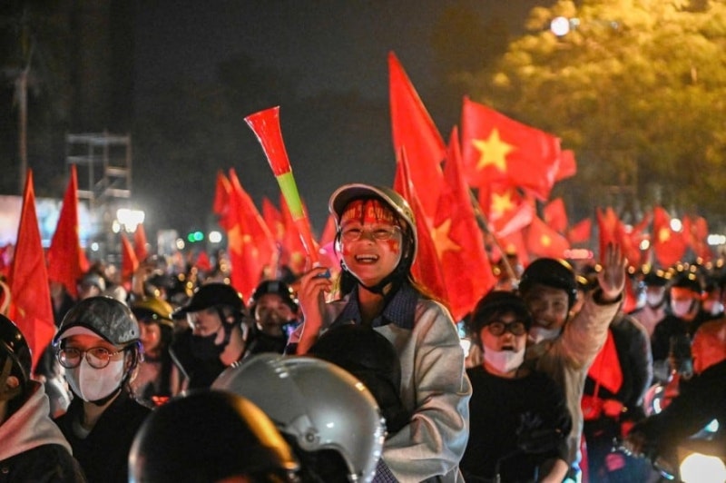 박항서 이은 ‘<b>김상식</b> 매직’에 <b>베트남</b> 열광… “동남아축구 <b>우승</b>”