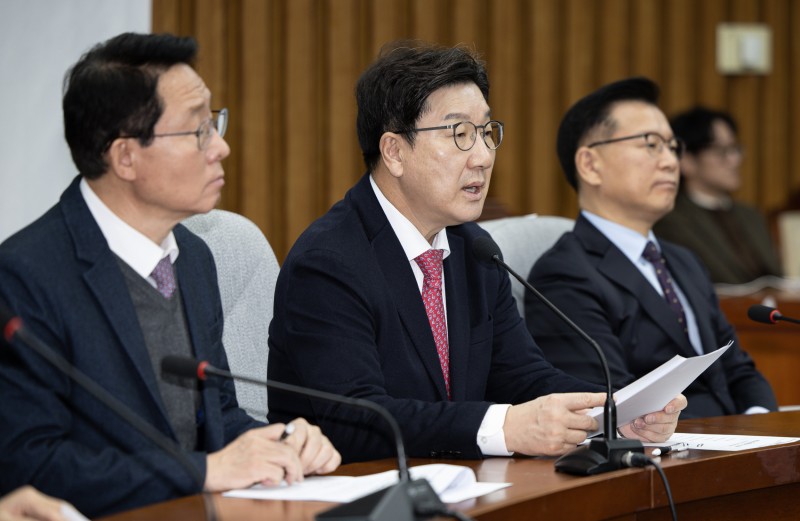 <b>권성동</b> “野 내란 특검, 제왕적 <b>특검법</b>’… 수용할 수 없어”