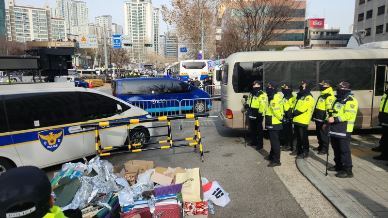 尹 <b>대통령</b>, 서부지법 도착… 2시 실질<b>심사</b> 출석