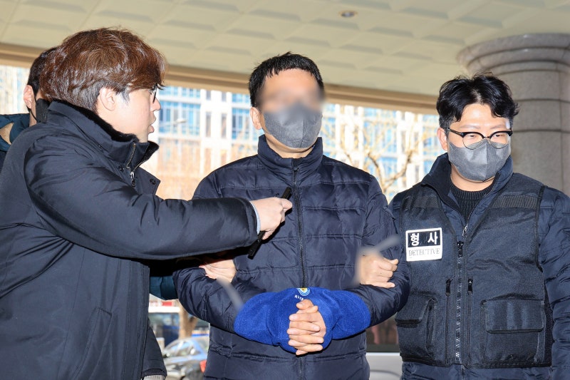 <b>서부지법 판사실 침입</b>한 <b>전광훈 특임전도사</b> 구속…“도주 우려”