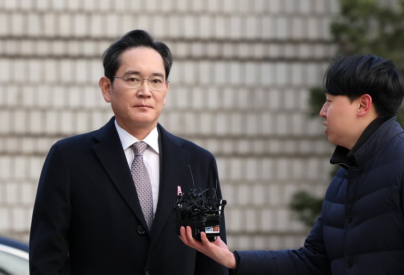 ‘계열사 <b>부당 합병</b>’ <b>이재용</b>, 2심 선고 앞두고 법원 도착... 묵묵부답