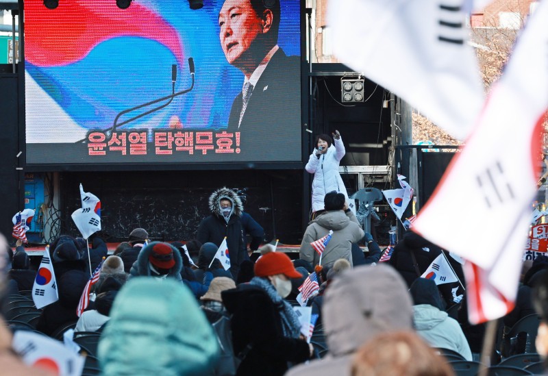 3번째 <b>헌재</b> 출석한 尹… 지지자 250명 영하 6.7도 한파 속 “탄핵 무효”