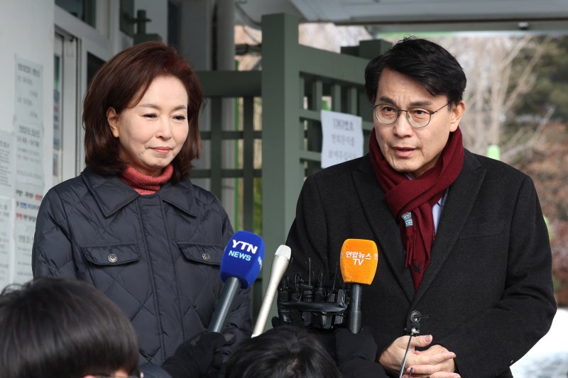 <b>윤상현</b>·<b>김민전</b> 만난 尹 “국민의 자존심이 대통령… 당당한 자세 견지...