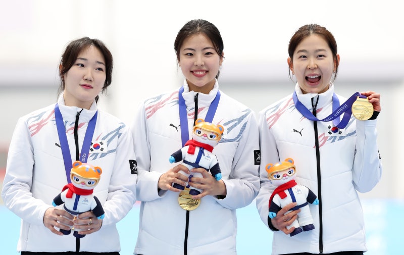 女 스피드 스케이팅 김민지·김민선·이나현, 中 제치고 ‘<b>팀 스프린트</b>...