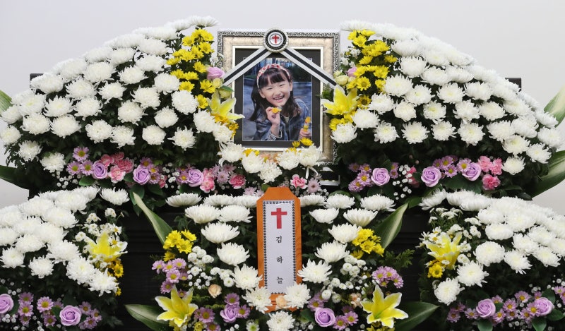 “<b>장원영</b>이 꿈” 김하늘양 빈소에 걸그룹 ‘<b>아이브</b>’ <b>근조화환</b>