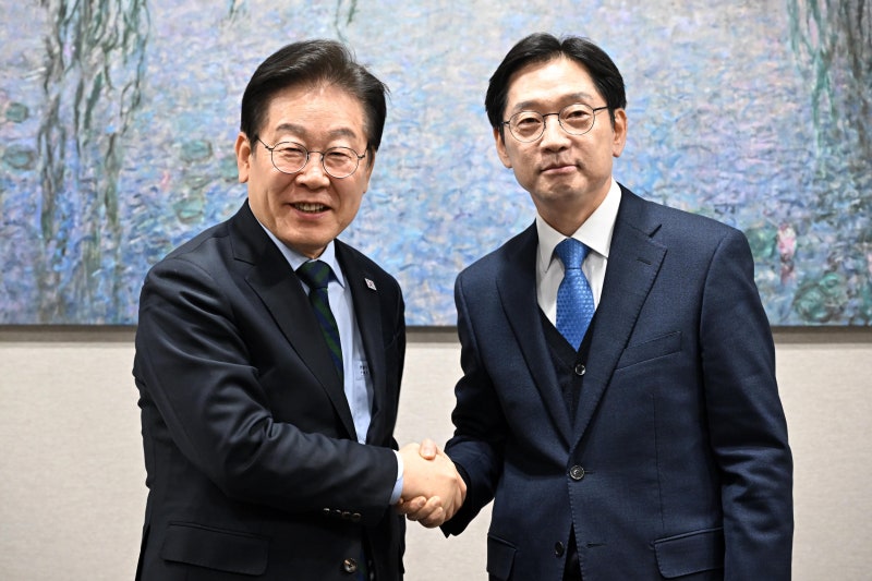 李, ‘친문 적자’ <b>김경수</b> 만나 “‘더 큰 민주당’ 지적 완벽히 옳아”