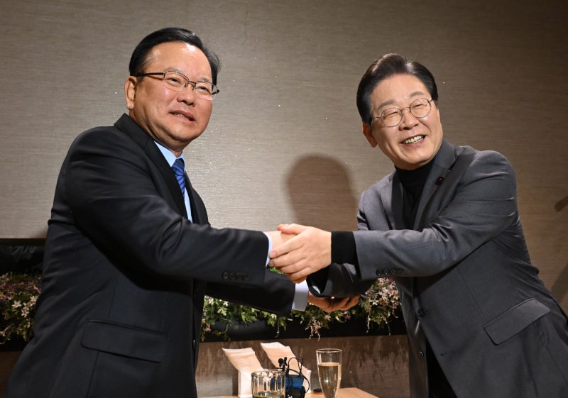 <b>이재명</b> 만난 <b>김부겸</b> “<b>개헌</b> 필요”… 입장 차이 확인